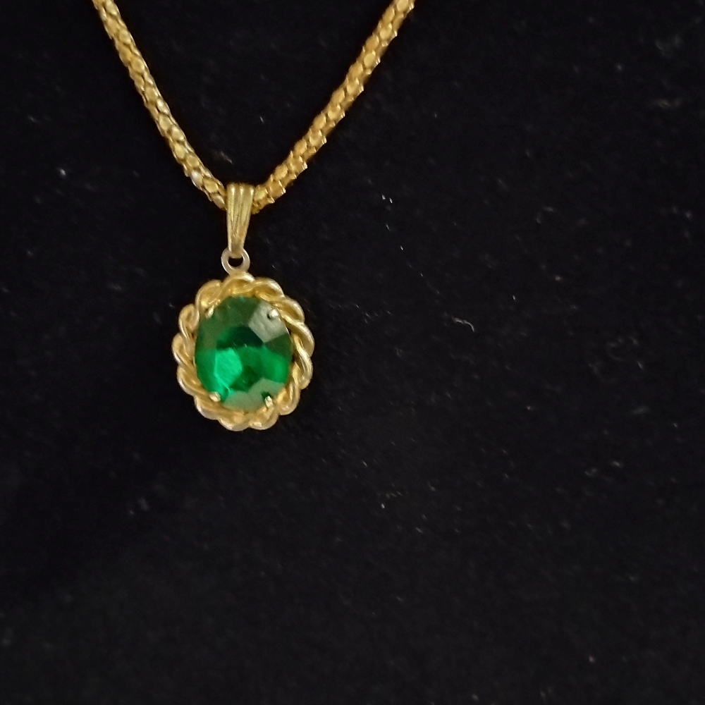 Elegant Gold Chain Necklace Emerald Crystal Stone Cushion Cut Pendant 11.5in